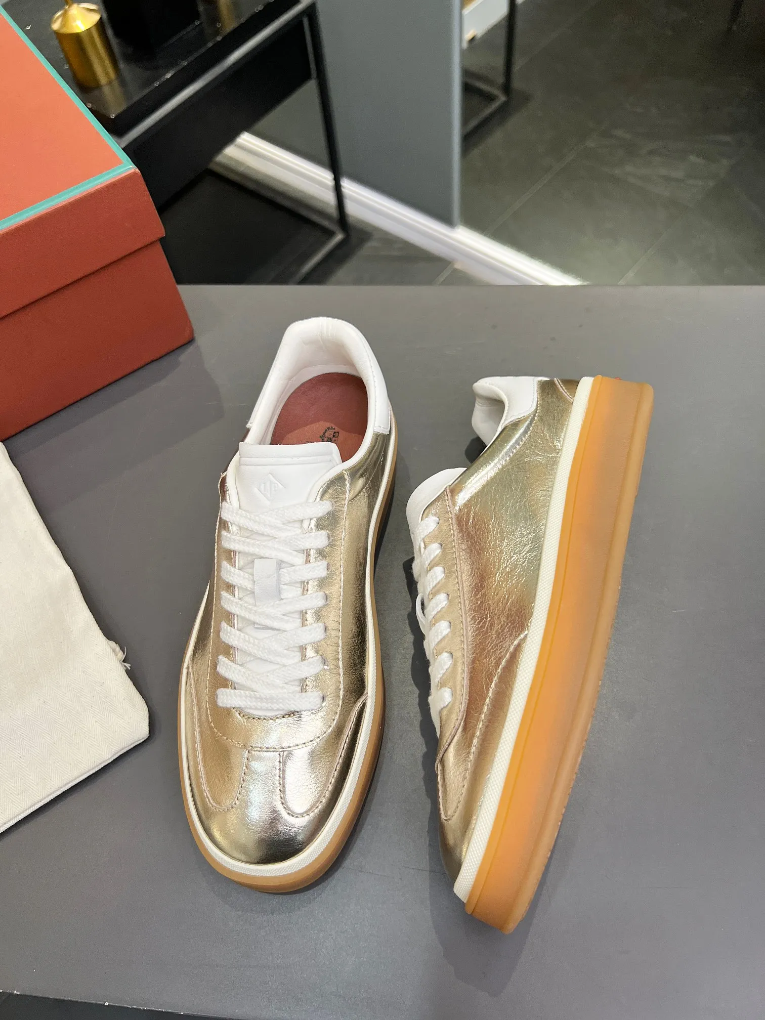 Men's shoes 💰600 purchasing agent, high version 🦅⛳️ Italy [Loro Piana] Tennis walk series LP couple's moral training shoes casual sports shoes sneakers 🎁🎁 Original purchase development and production This new suede tennis shoe adopts an ultra-low design, suitable for wearing all year round 👫👫 The wrapped sole creates an effortlessly attractive color combination that harmoniously blends functionality with understated style, making it the ideal shoe for urban wear. Soft calfskin tongue with Kummel color insert at the heel, cotton lace upper with embossed LP logo, cowhide suede sole, rubber-lined calfskin ✦Upper: imported first-layer cowhide➕customized original cowhide ✦lining: cowhide lining➕cowhide insole ✦sole: original molded TPR ultra-light outsole ✦packaging: original complete package ✦Female size: 35--40 ✦Male size: 39--45